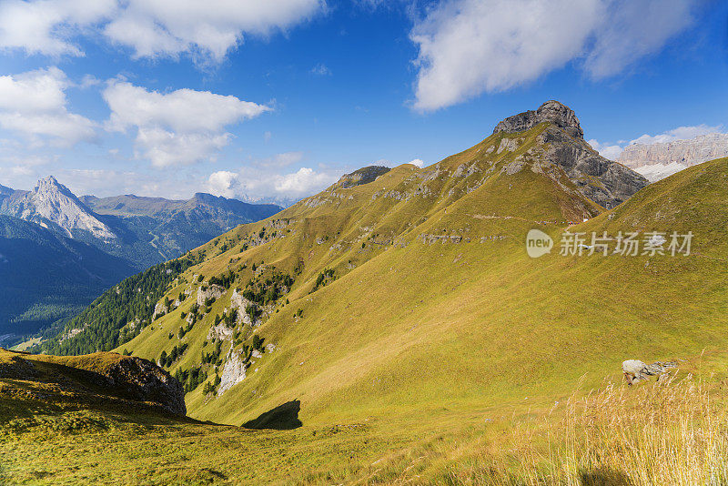 游客徒步在陡峭的斜坡上从Fedaia pass通过Pordoi在Dolomites，意大利北部Viel dei Pan路径。